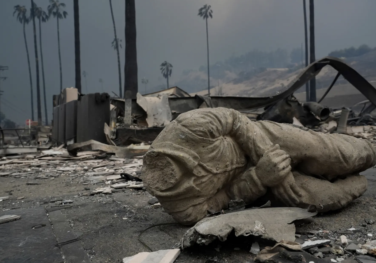 Pacific Palisades山火成洛杉矶史上最具破坏性灾难，7万居民被迫撤离，水库告急